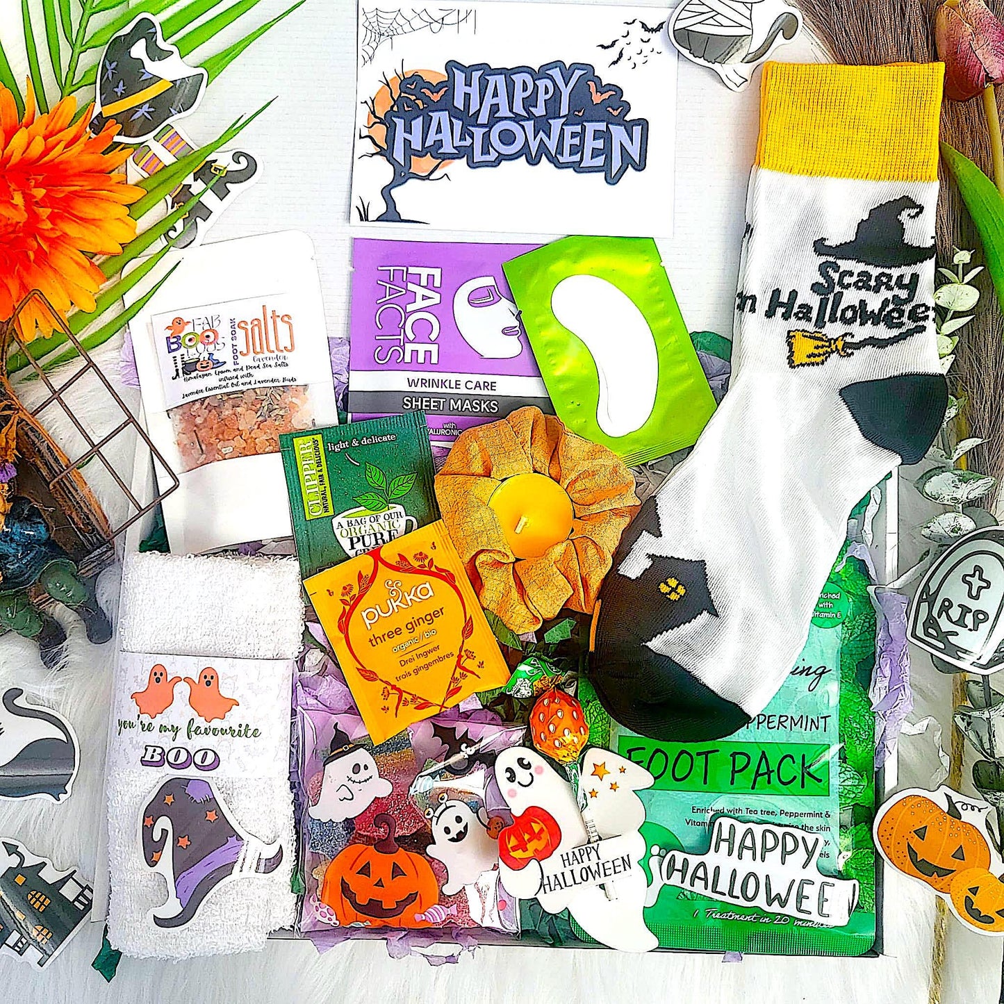 HAPPY HALLOWEEN Treats Gift Box, Trick or Treat Halloween Gift Hamper, Scary Halloween Care Package, Halloween Hug in a Box, Boo, Witch
